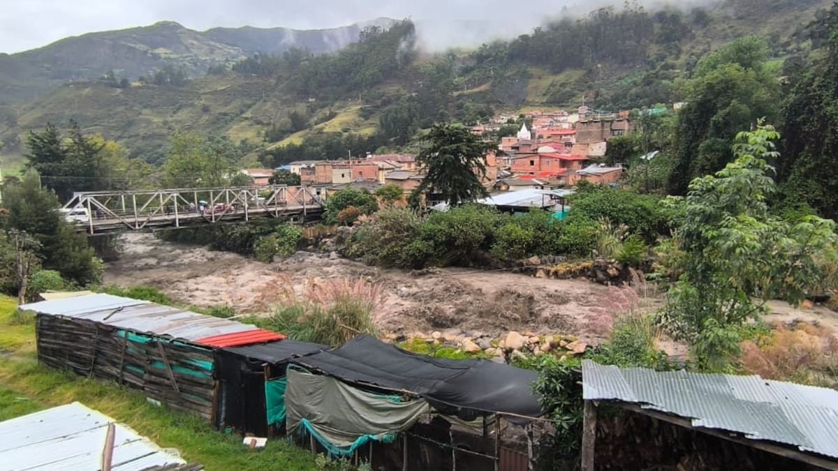 Envían 3.500 litros de agua para atender la emergencia en El Cerrito, Santander, tras las lluvias