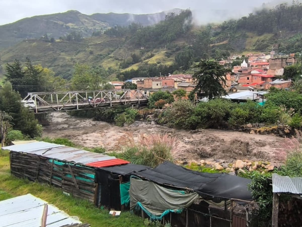 Envían 3.500 litros de agua para atender la emergencia en El Cerrito, Santander, tras las lluvias