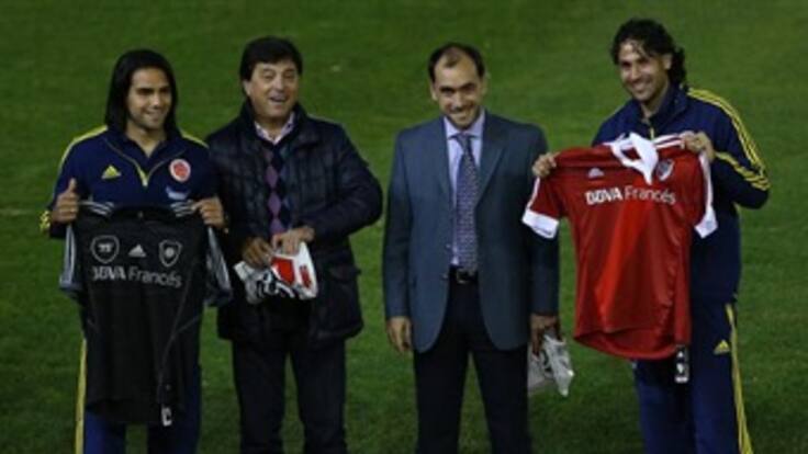 Mario Yepes y Falcao fueron homenajeados en el Estadio Monumental de River Plate