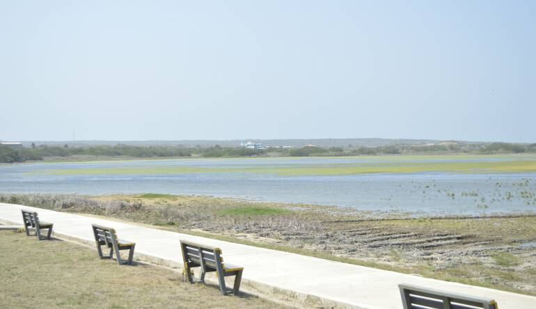 Frente al lago se construye un parque-mirador, que ya fue inaugurado.