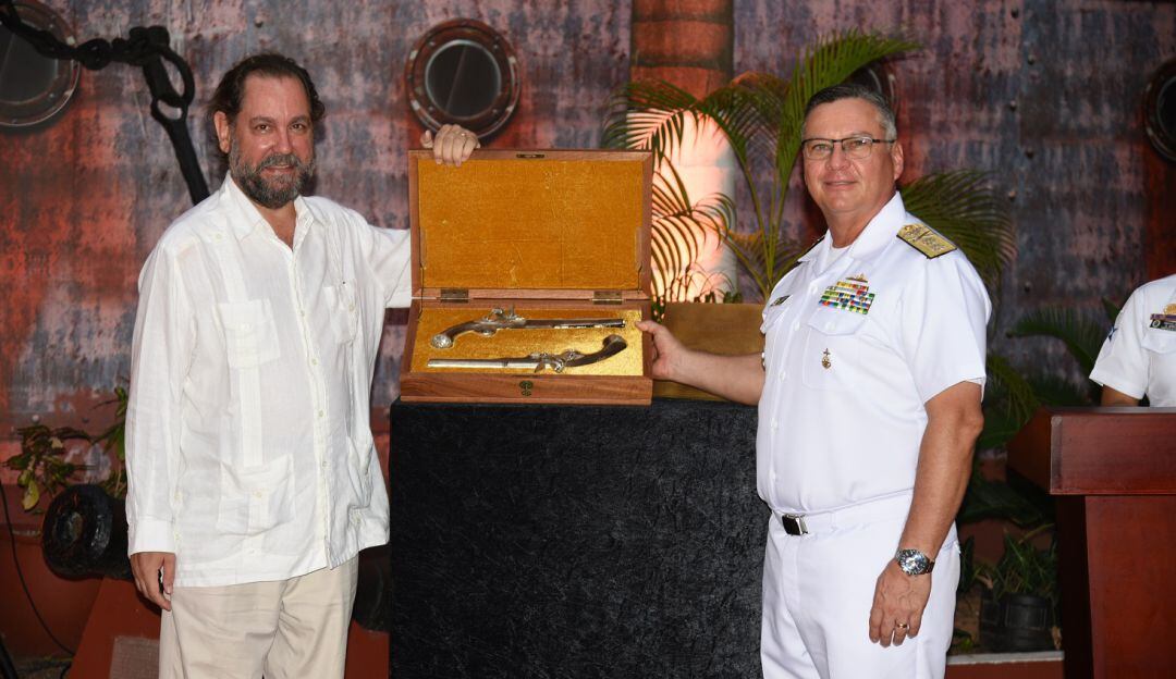 La donación fue realizada por Ramón Pérez Maura con el deseo de exaltar la labor histórica