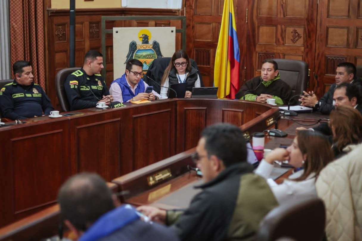 El gobernador, Carlos Amaya se reunió en su despacho con la alcaldía de Moniquirá, comunidades y voceros de la empresa Pollos El Dorado / Foto: Suministrada.
