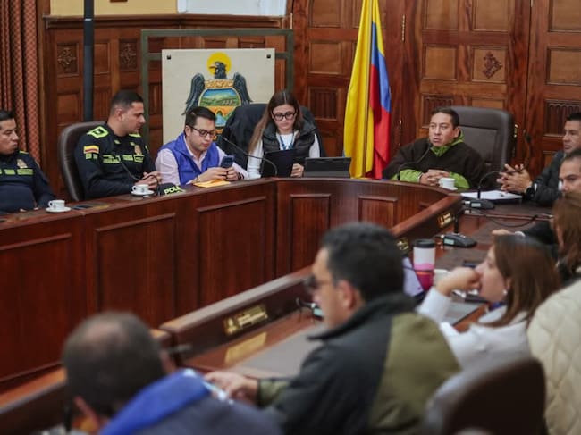 El gobernador, Carlos Amaya se reunió en su despacho con la alcaldía de Moniquirá, comunidades y voceros de la empresa Pollos El Dorado / Foto: Suministrada.