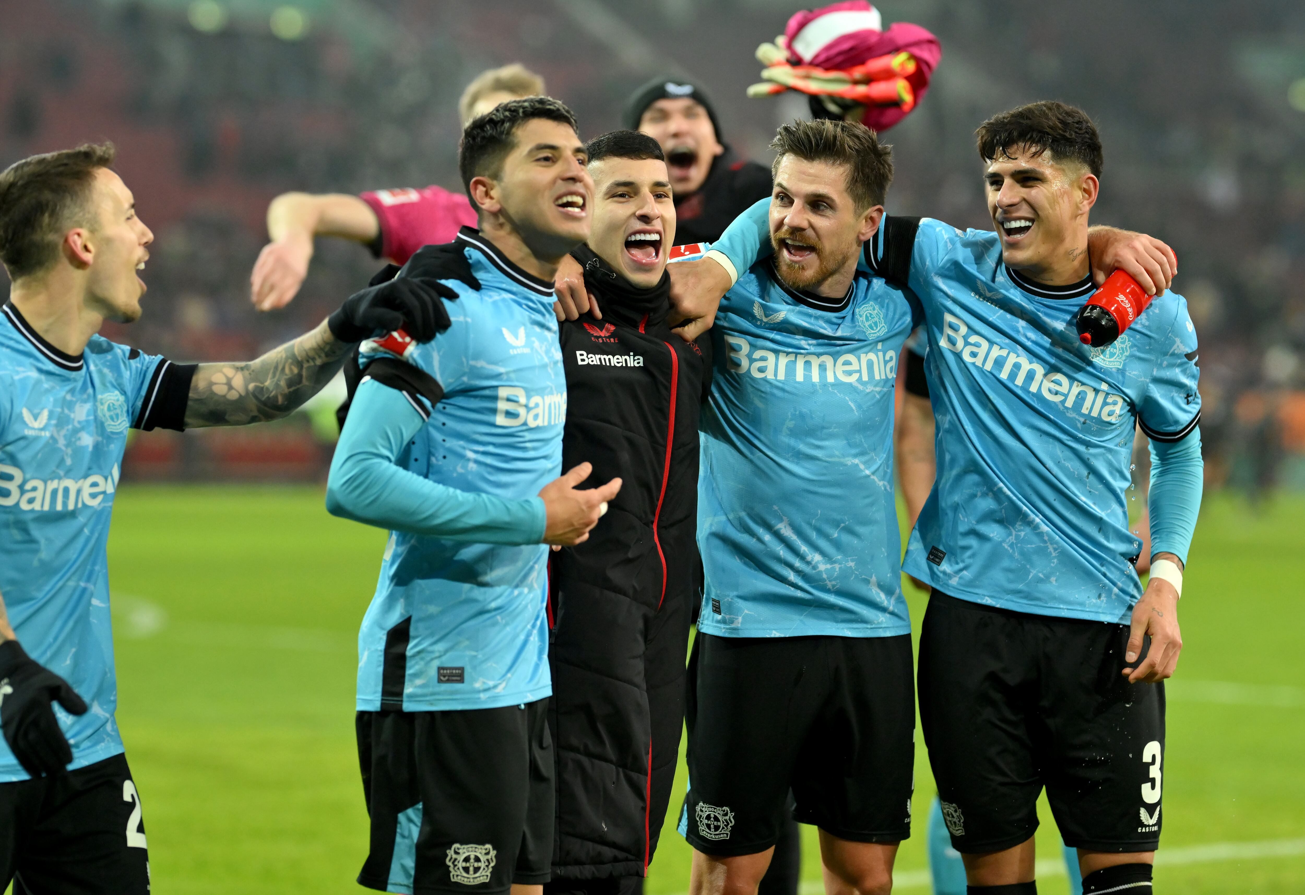 Gustavo Puerta celebrando junto a sus compañeros el gran momento con Bayer Leverkusen. (Photo by Sebastian Widmann/Getty Images)