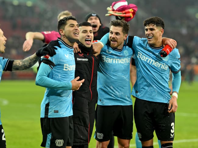 Gustavo Puerta celebrando junto a sus compañeros el gran momento con Bayer Leverkusen. (Photo by Sebastian Widmann/Getty Images)