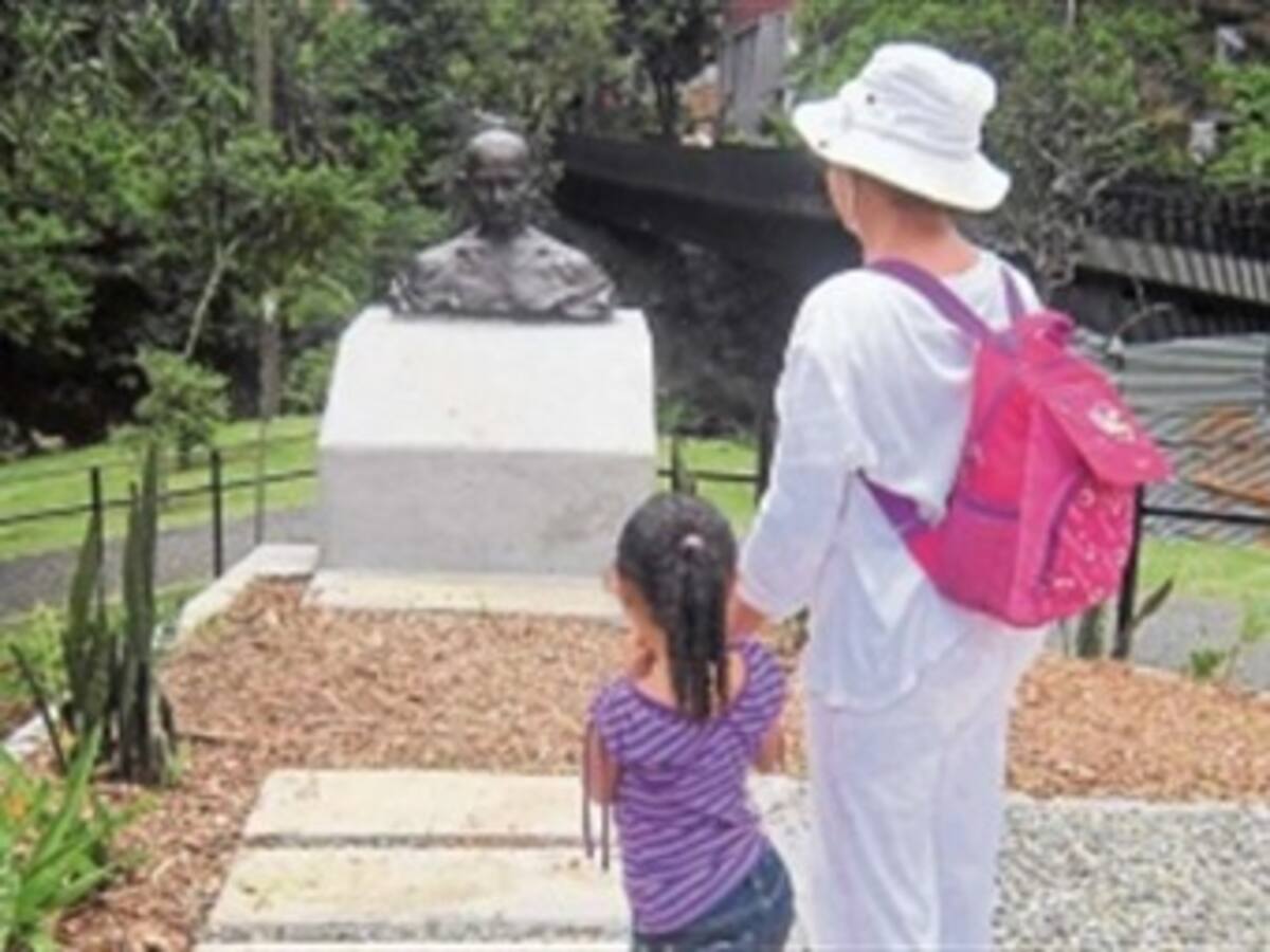 Instalan busto de Gandhi en Medellín