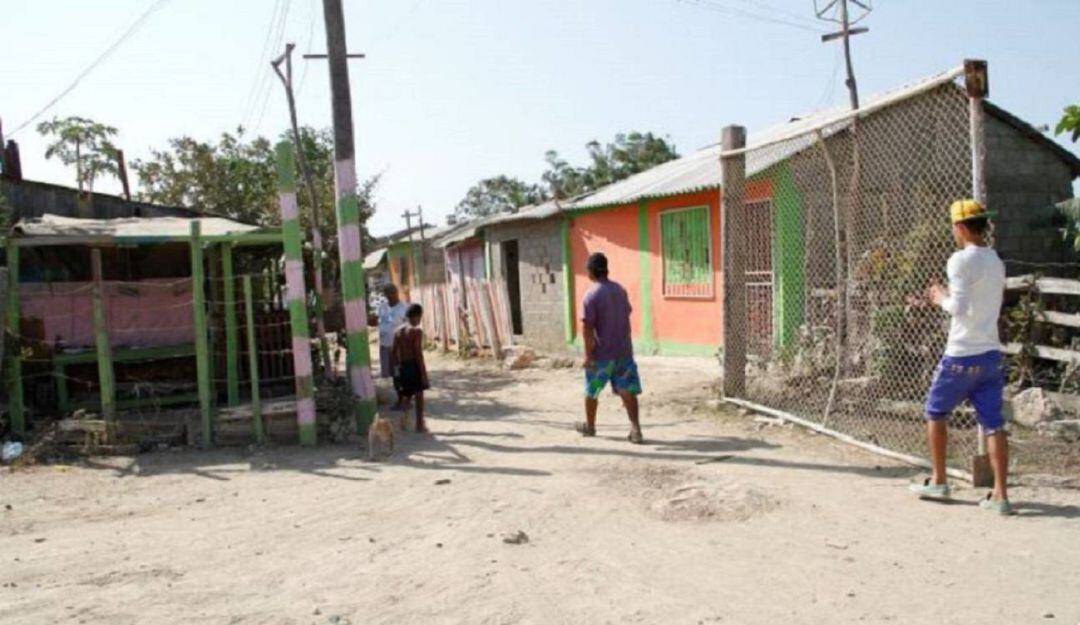 Un grupo de ciudadanos discutían con uniformados. Imagen de referencia
