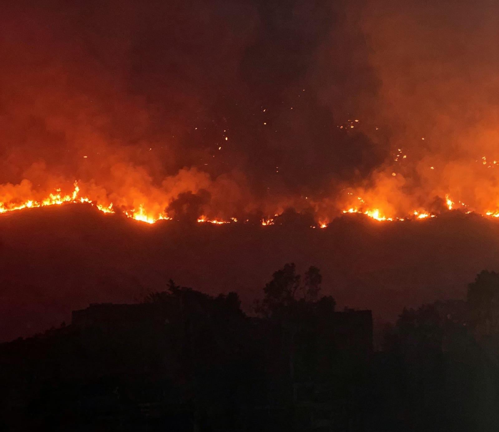El gobernador de Boyacá, Carlos Andrés Amaya, aseguró que este domingo 20 de septiembre arribará a Villa de Leyva un helicóptero para apoyar la extinción del incendio / Foto: Suministrada.