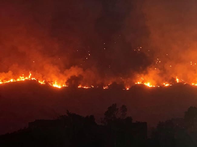 El gobernador de Boyacá, Carlos Andrés Amaya, aseguró que este domingo 20 de septiembre arribará a Villa de Leyva un helicóptero para apoyar la extinción del incendio / Foto: Suministrada.