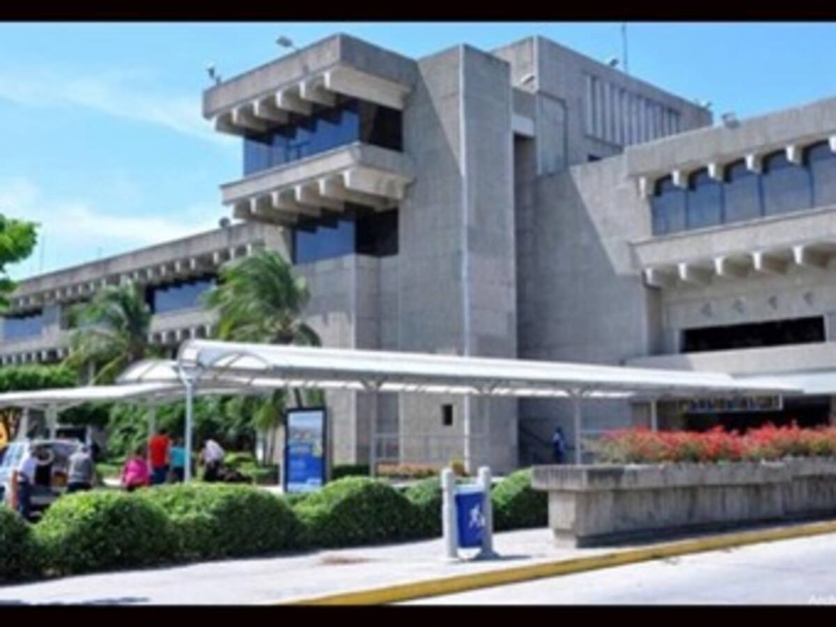 Pasajeros durmieron en pasillos de aeropuerto Ernesto Cortissoz por apagón en la pista