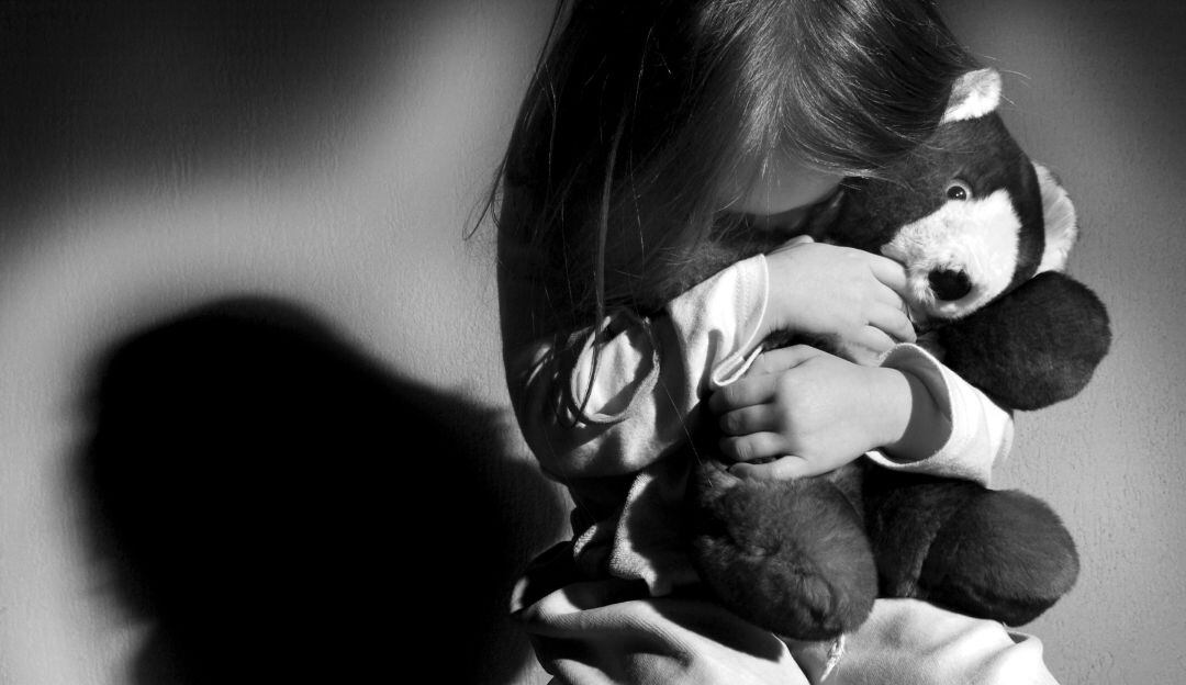 Imagen de referencia de abuso de niños y pedofília. 