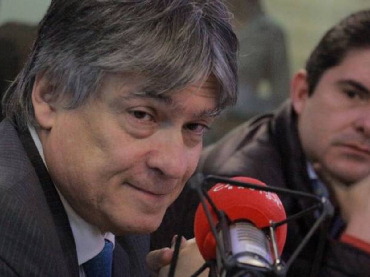 Las preguntas a los candidatos están cortadas casi todas con el mismo perfil: Bejarano