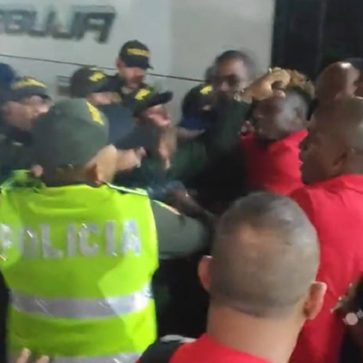 Golpiza entre policías y jugadores del América al terminar partido en Barranquilla