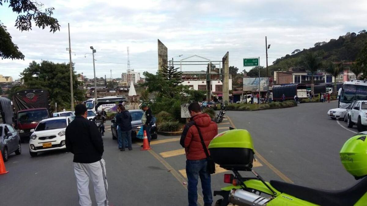 La carretera fue cerrada desde antes de la media noche del lunes, por un deslave.