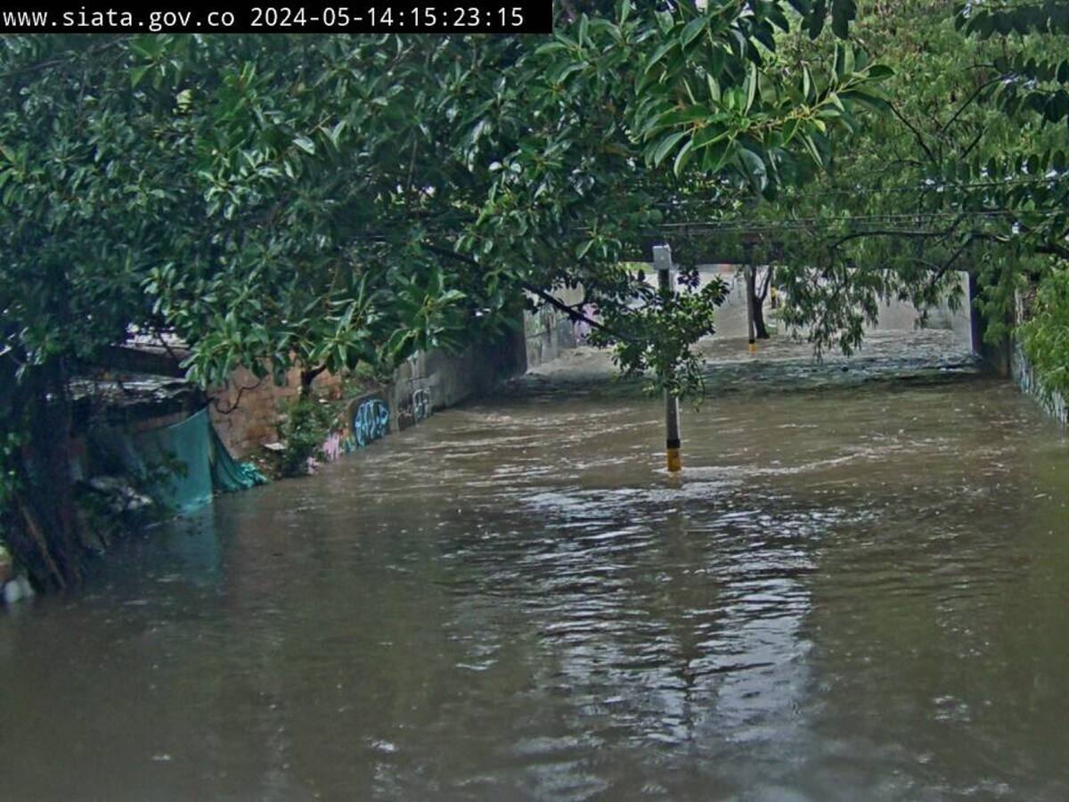 Deprimidos y casas inundadas, además de techos caídos, dejó el fuerte aguacero en Medellín