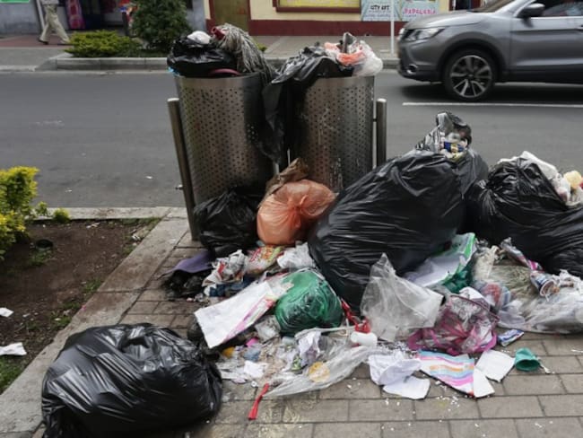Denuncian irregularidades en la licitación para cestas de basura en Bogotá