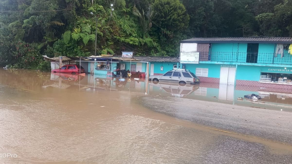 Inundaciones en la vía Bucaramanga - Cúcuta complica el tránsito de vehículos