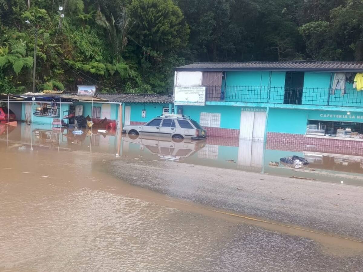 Inundaciones en la vía Bucaramanga - Cúcuta complica el tránsito de vehículos