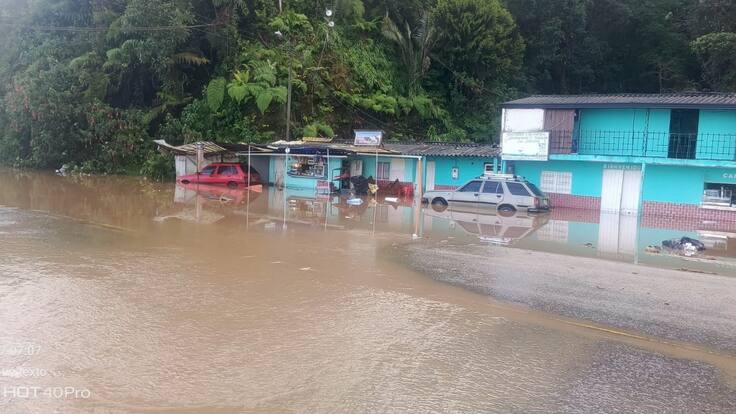 Inundaciones en la vía Bucaramanga - Cúcuta complica el tránsito de vehículos