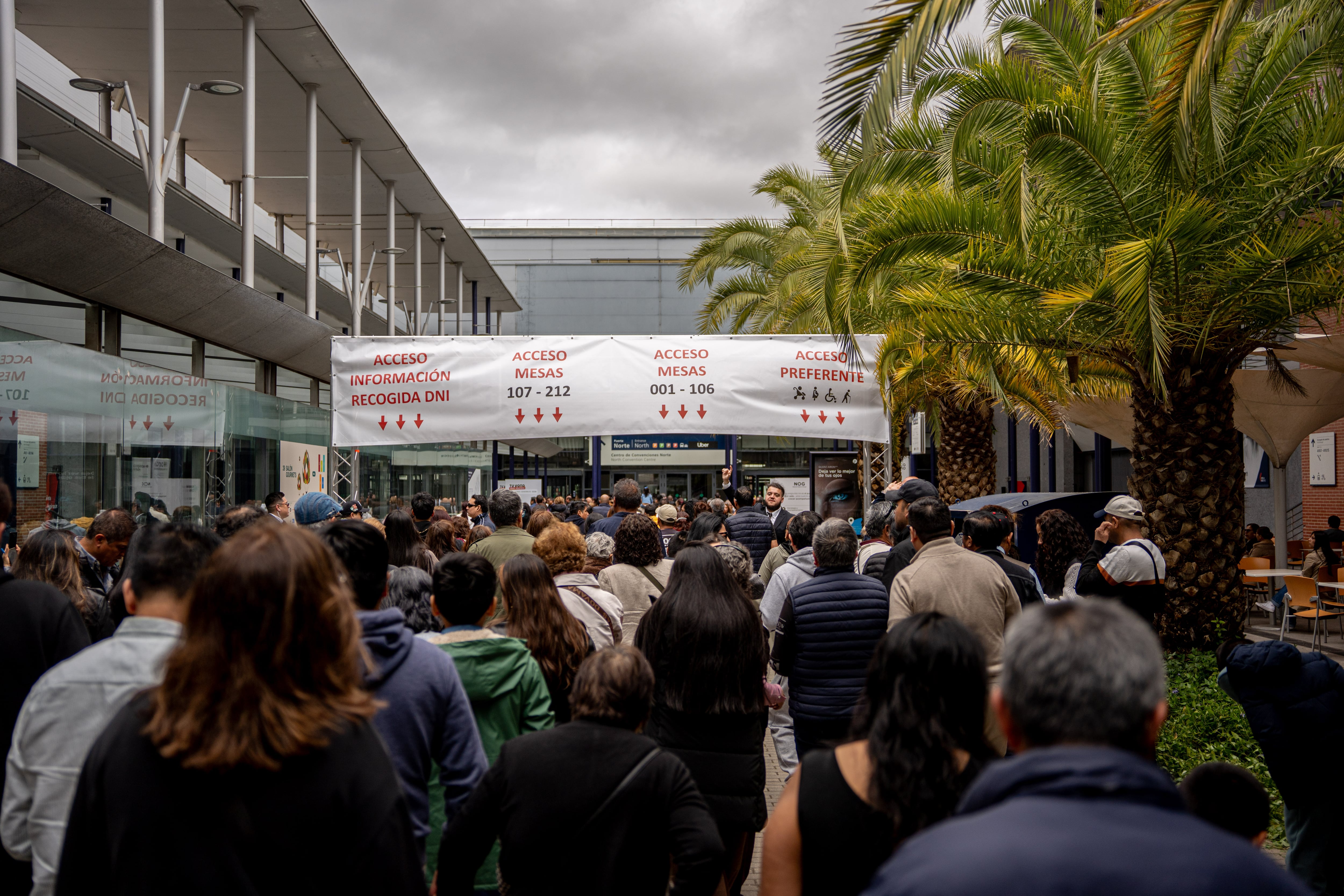 Votación de ciudadanos peruanos que viven en España.
(Foto:    Gabriel Luengas/Europa Press via Getty Images)