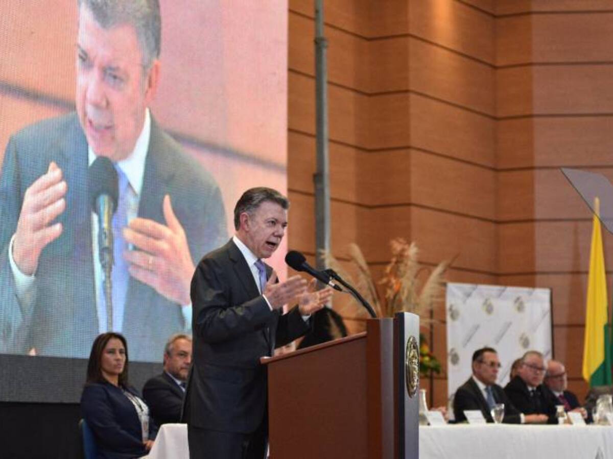 "Me han señalado hasta de que conspiré con un jesuita comunista de nombre Francisco para lograr la paz" Santos