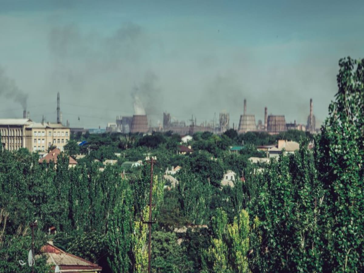 La central nuclear de Zaporiyia apaga uno de sus reactores tras bombardeos