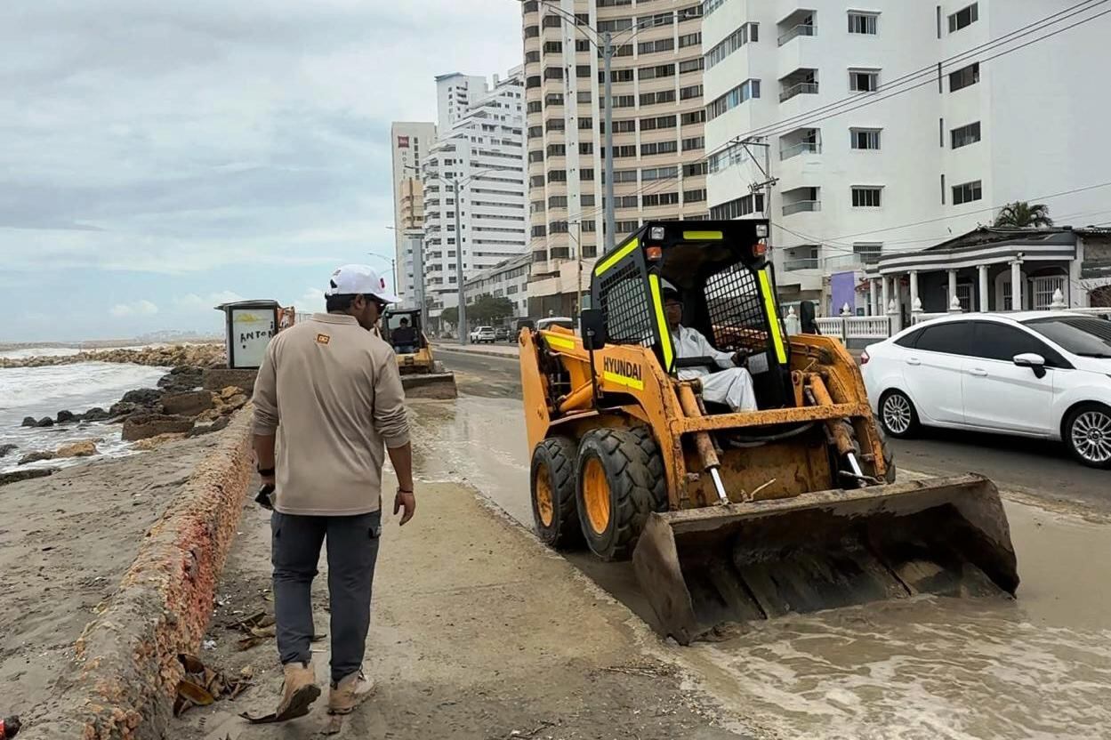 Distrito ya trabaja en desmonte total de vieja garita afectada y retiro de material sobre la Av. Santander