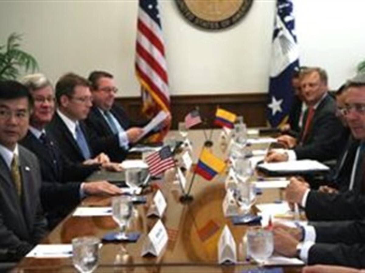 Uribe defiende en Washington las mejoras en la protección a los sindicalistas en reunión con Obama