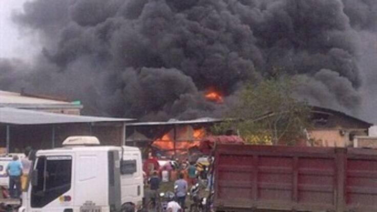 Voraz incendio consume zona industrial en la frontera con Venezuela