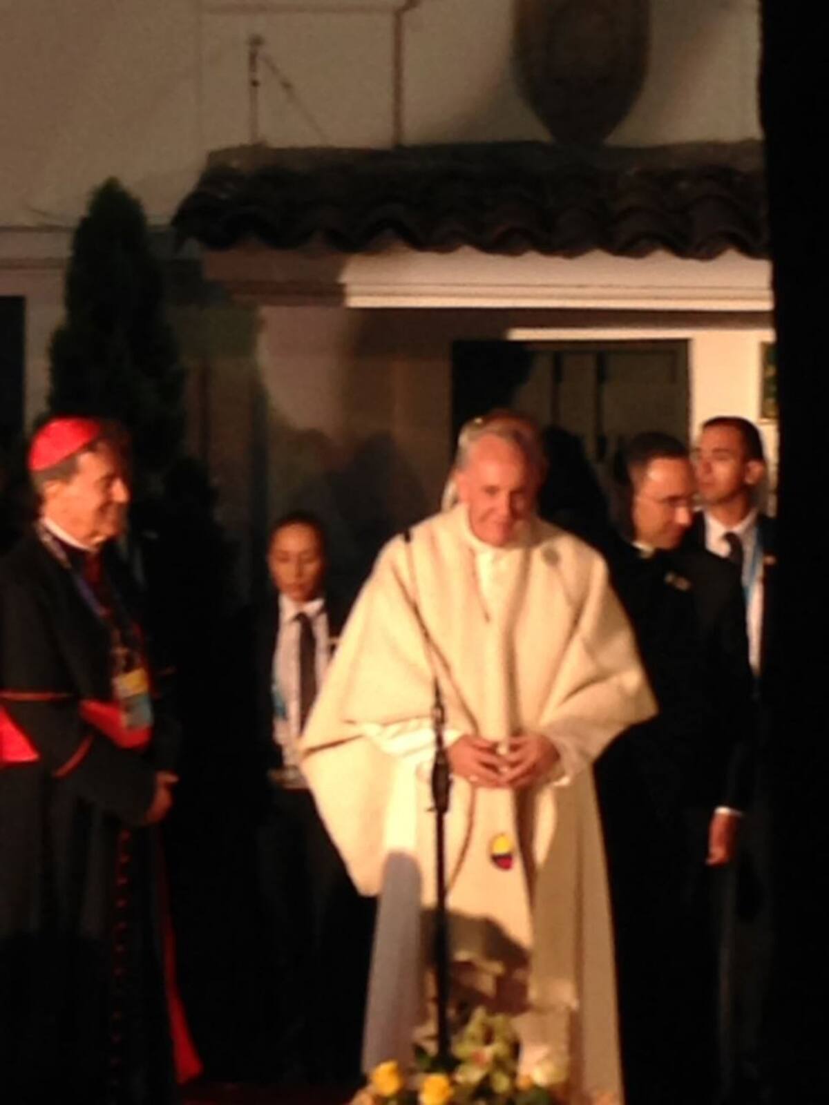 Incluso el ciclista de Boyacá Nairo Quintana tambien reaccionó en su cuenta de Twitter, tras el gesto del Papa: “@Pontifex_es su bendición nos ayudará a fortalecer nuestra fe, con su oración continuaremos construyendo un mejor país. #BienvenidoFrancisco”.