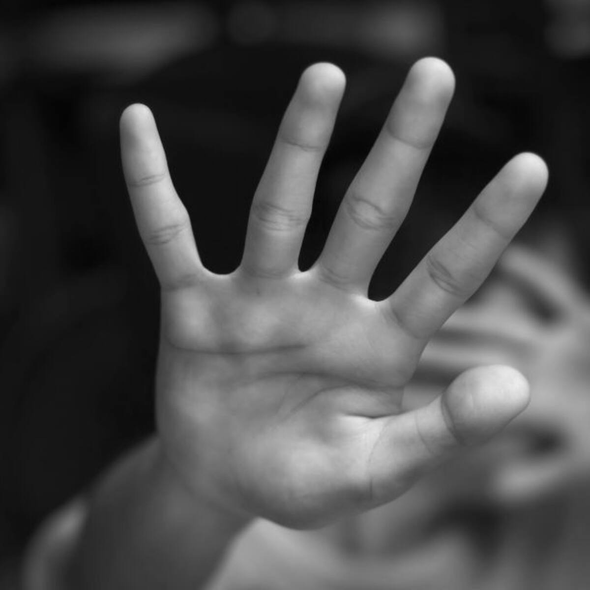 Maltrato infantil se relaciona con problemas cardiacos en adultos: estudio
