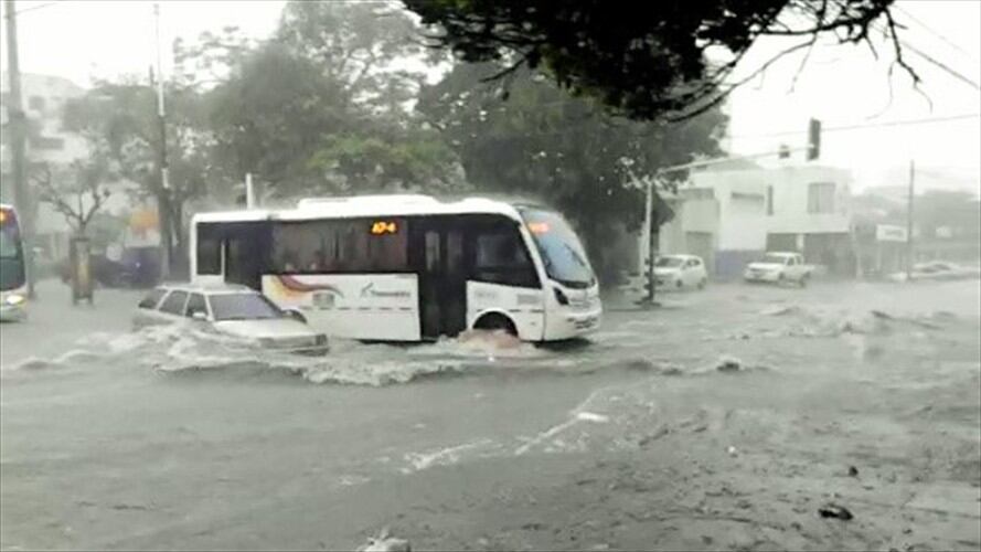 Emergencia por conductor que quedó atrapado en su vehículo. Foto: Cortesía Ángel García