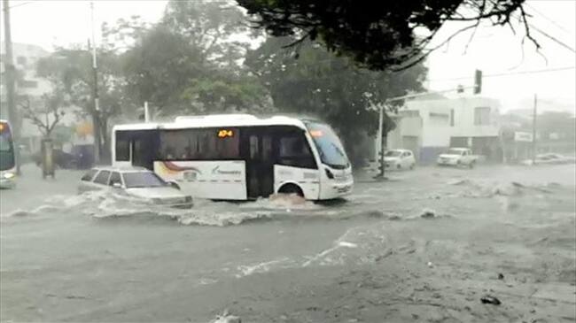 Emergencia por conductor que quedó atrapado en su vehículo. Foto: Cortesía Ángel García