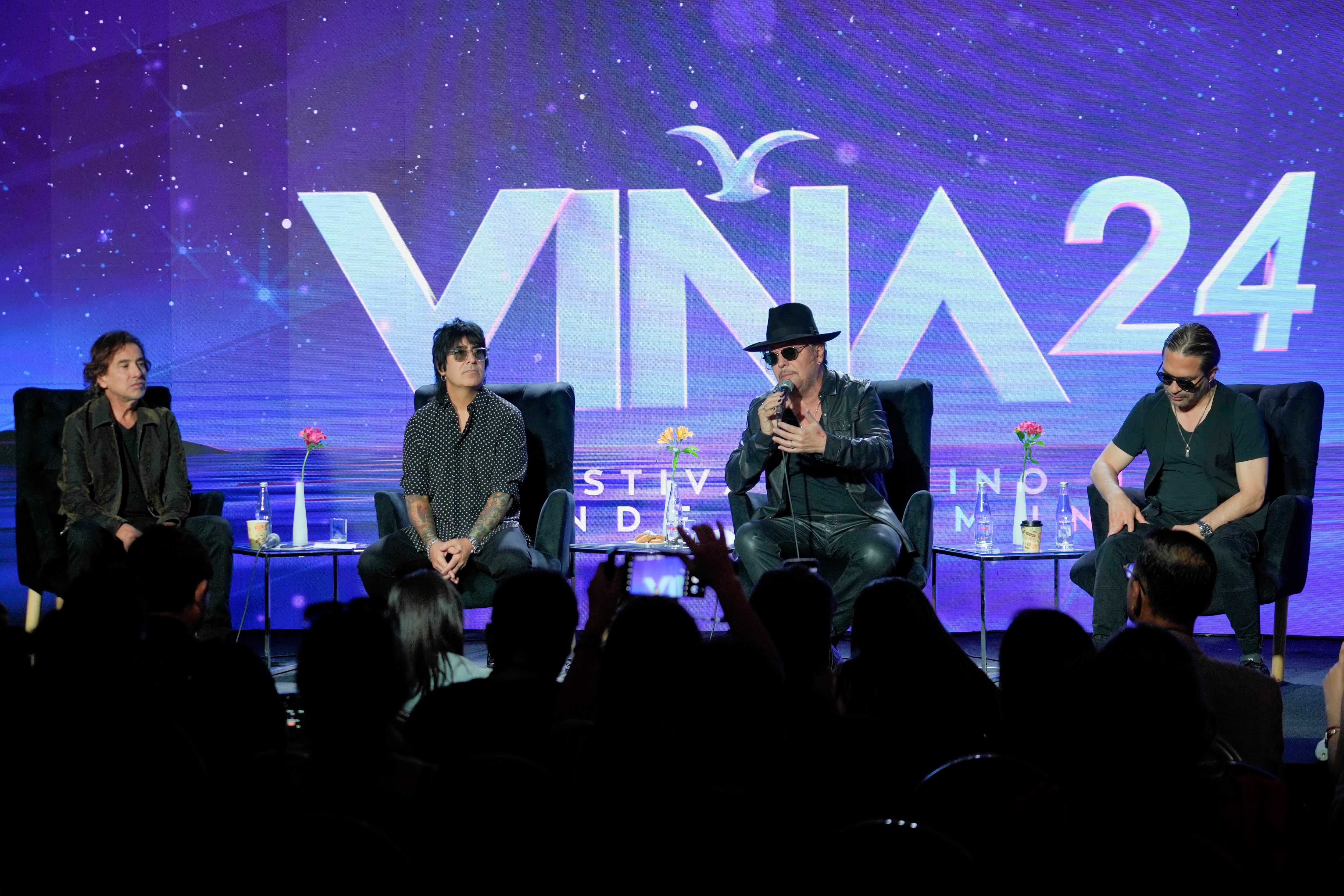 AME2540. VIÑA DEL MAR (CHILE), 26/02/2024.- Integrantes de la banda de rock latino Maná posan durante una conferencia de prensa este lunes por el 63º Festival Internacional de la Canción de Viña del Mar (Chile). El grupo mexicano Maná reveló hoy que el cantante y compositor español Alejandro Sanz formará parte de sus disco de duetos, Noches de Cantina, de próxima publicación.En una rueda de prensa ofrecida en la previa de su regreso este próxima martes al escenario del Festival Internacional de Viña del Mar, en la costa de Chile, el líder de la banda, Fher Olvera, explicó que el artista madrileño interpretará la mítica canción de la banda "Vivir sin aire". EFE/ Adriana Thomasa