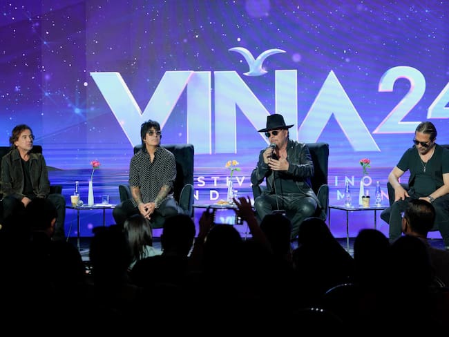 AME2540. VIÑA DEL MAR (CHILE), 26/02/2024.- Integrantes de la banda de rock latino Maná posan durante una conferencia de prensa este lunes por el 63º Festival Internacional de la Canción de Viña del Mar (Chile). El grupo mexicano Maná reveló hoy que el cantante y compositor español Alejandro Sanz formará parte de sus disco de duetos, Noches de Cantina, de próxima publicación.En una rueda de prensa ofrecida en la previa de su regreso este próxima martes al escenario del Festival Internacional de Viña del Mar, en la costa de Chile, el líder de la banda, Fher Olvera, explicó que el artista madrileño interpretará la mítica canción de la banda "Vivir sin aire". EFE/ Adriana Thomasa