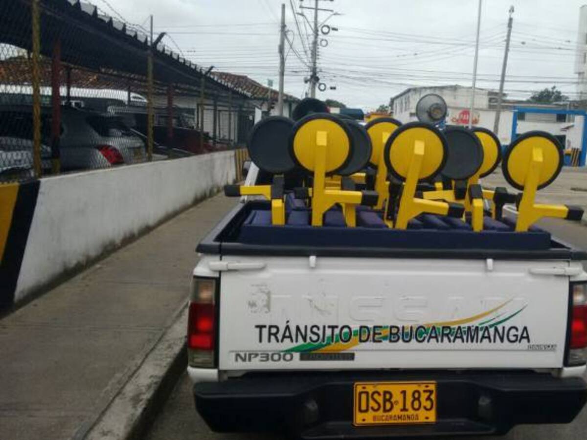 Conductor destruyó y se robó un cepo