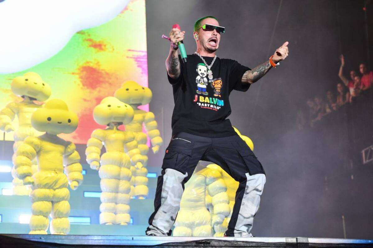 El colombiano J Balvin durante su presentación en Lollapalooza, deslumbró con un espectacular show lleno de color y ritmo.