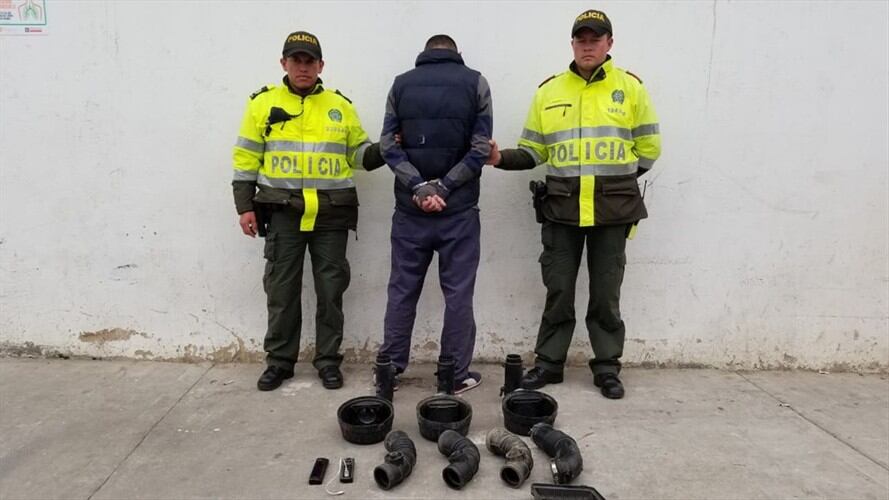 Hombre que tenía casa por cárcel en Bogotá es capturado en Tunja robando autopartes. Foto: Policía de Tunja
