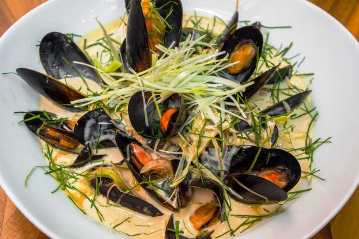 El restaurante, Bastón Bistró, compuesto por la amalgama perfecta de la historia, es una nueva opción para que cartageneros y turistas degusten nuevos sabores, nuevas recetas y una increíble vista del centro histórico, todo esto, acompañados de un ambiente inmejorable. 