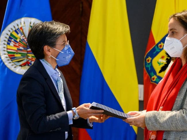 Claudia López junto a presidenta del CIDH. 