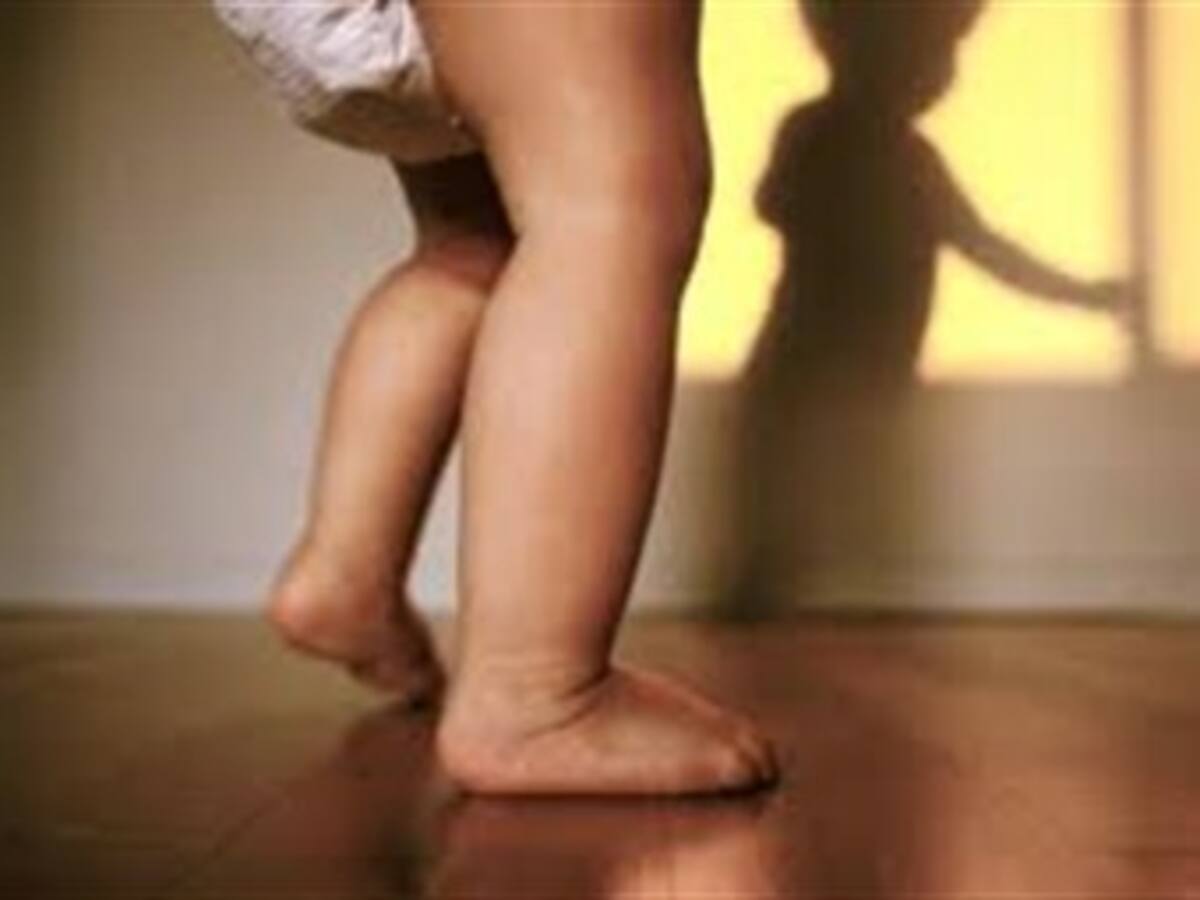 Asombro por un niño de un mes que camina por toda la casa