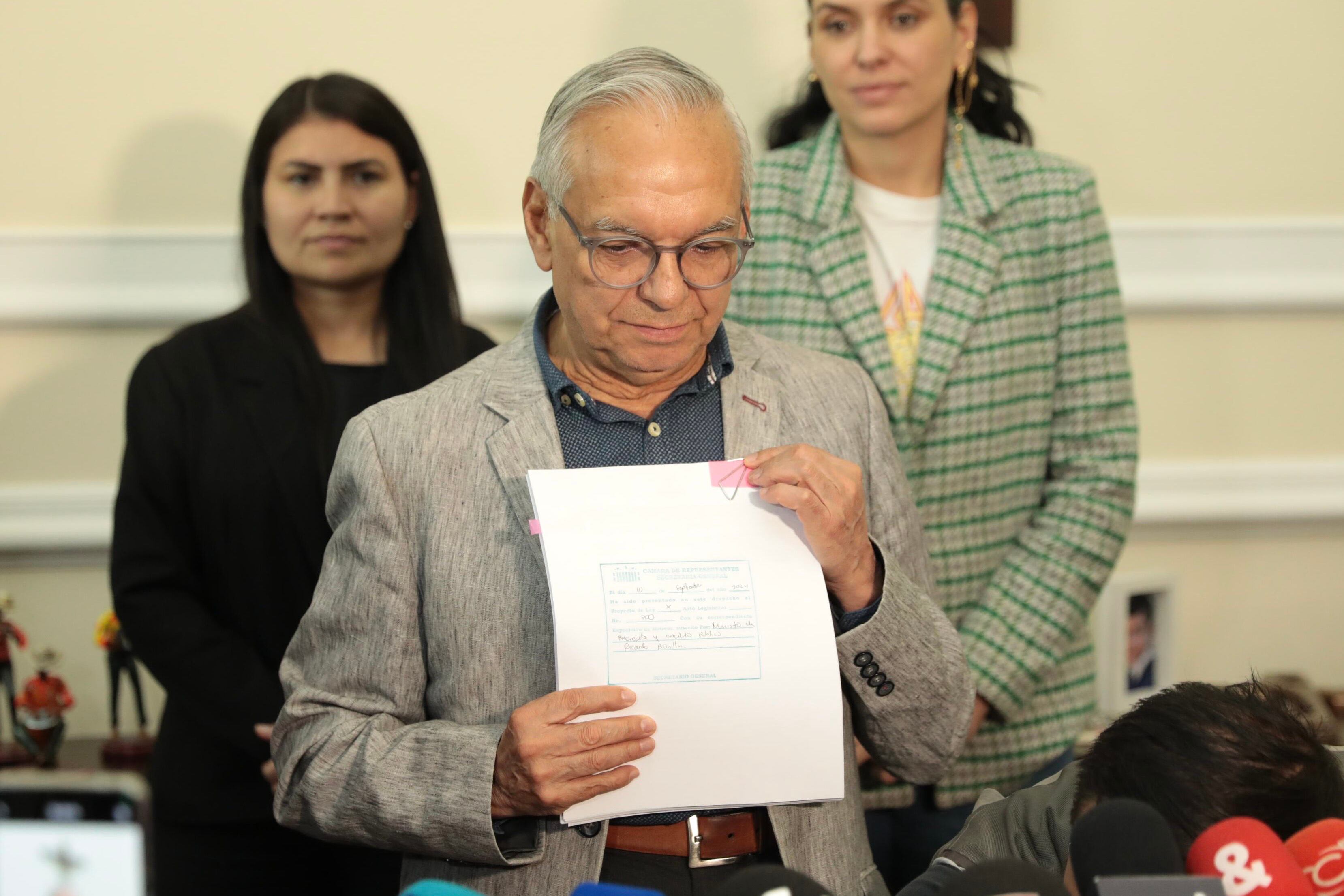 AME7768. BOGOTÁ (COLOMBIA), 10/09/2024.- Fotografía cedida por el Ministerio de Hacienda del ministro de Hacienda Ricado Bonilla presentando el proyecto de reforma tributaria este martes, en Bogotá (Colombia). El Gobierno colombiano presentó este martes al Congreso un nuevo proyecto de reforma tributaria, la segunda de la Presidencia de Gustavo Petro, para tapar el déficit de 12 billones de pesos (unos 2.800 millones de dólares o 2.500 millones de euros) en el presupuesto de 2025. EFE/ Ministerio De Hacienda SOLO USO EDITORIAL/NO VENTAS/SOLO DISPONIBLE PARA ILUSTRAR LA NOTICIA QUE ACOMPAÑA/CRÉDITO OBLIGATORIO