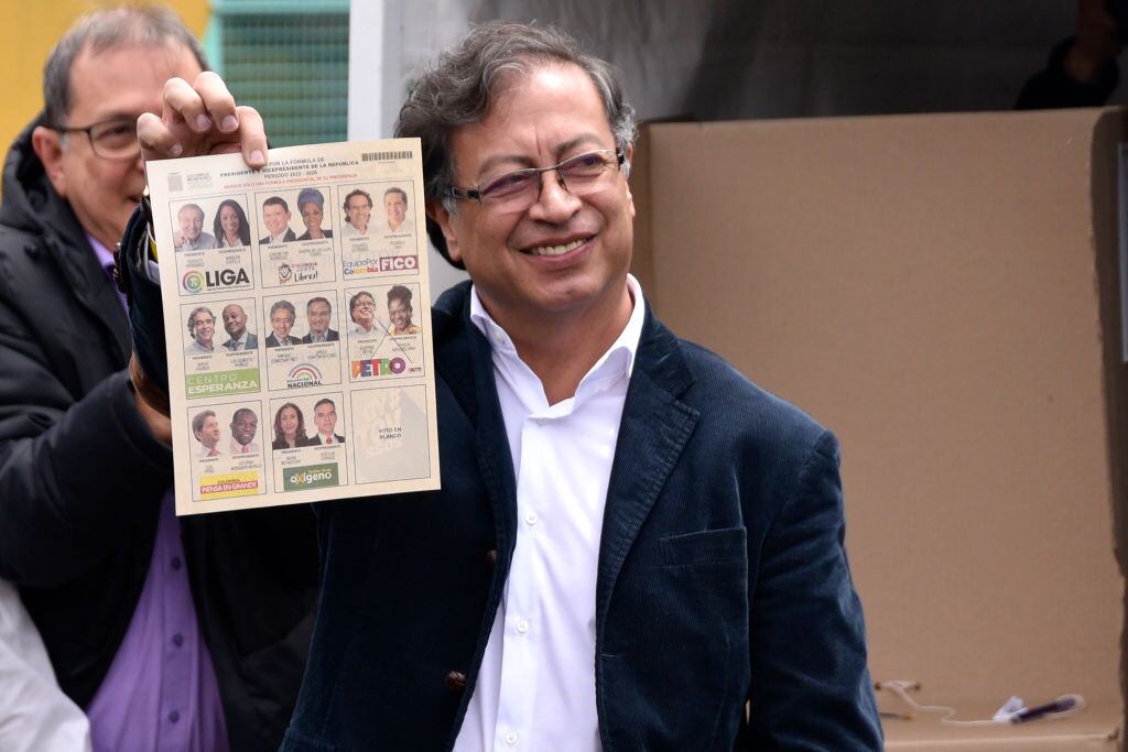 Gustavo Petro habla en La W de cara a la segunda vuelta electoral. (Photo by Guillermo Legaria/Getty Images)