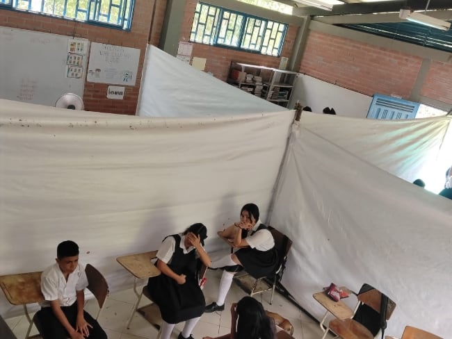 Las precarias condiciones en que reciben clases estudiantes de un colegio en Guacamayo, Santander. Foto suministrada por el colegio