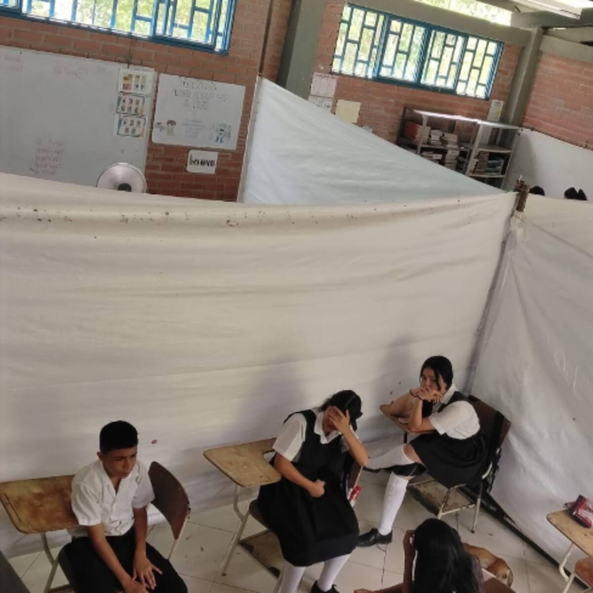 Las precarias condiciones en que reciben clases estudiantes de un colegio en Guacamayo, Santander