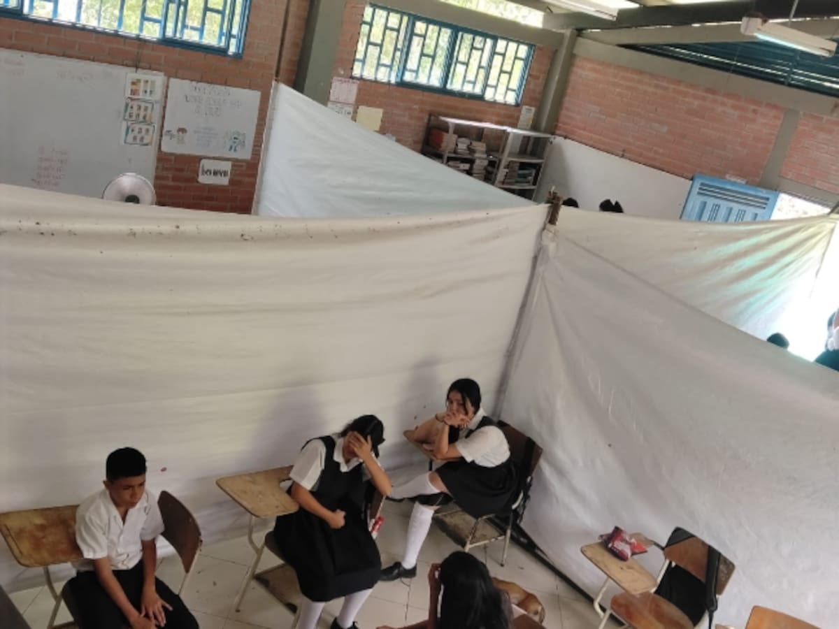 Las precarias condiciones en que reciben clases estudiantes de un colegio en Guacamayo, Santander