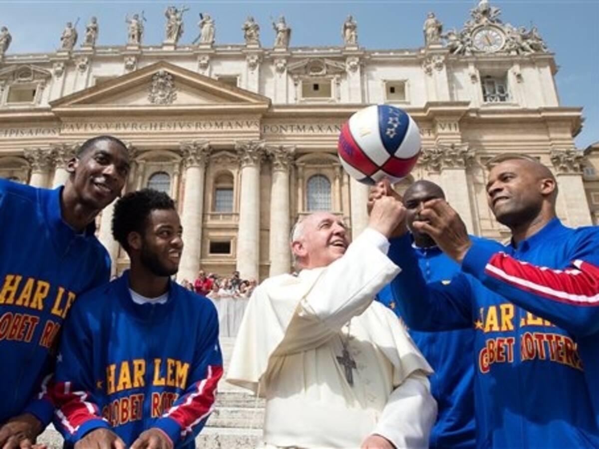 El Papa Francisco recibió a los jugadores del Harlem Globetrotters
