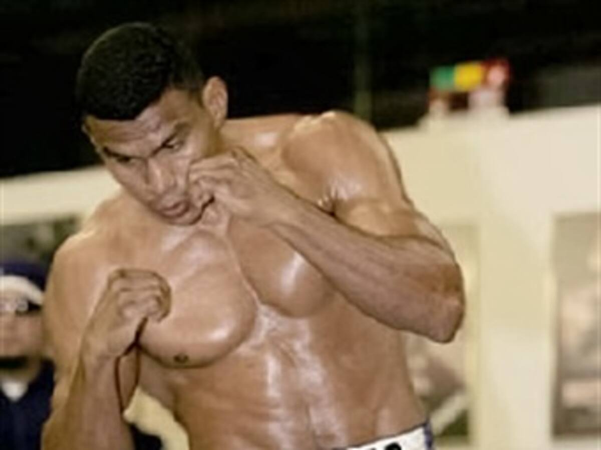 Juan Urango retuvo la corona ligera-walter de la FIB