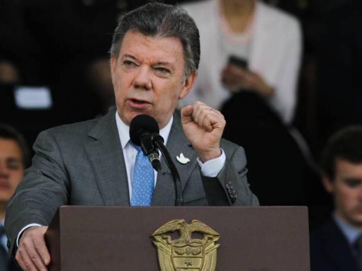 Santos decreta suspensión de porte de armas para Navidad y Fin de Año