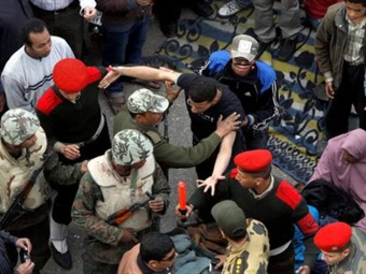 Calma en la plaza de Tahrir, aunque el Ejército intenta desalojarla